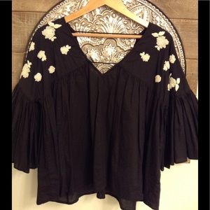 ANTHROPOLOGIE  Flowy Sleeve Harlow Embroidered Top